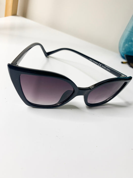 Retro Cats Eye Sunglasses in Black