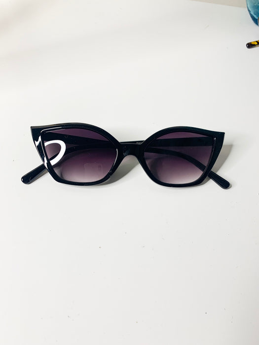 Retro Cats Eye Sunglasses in Black