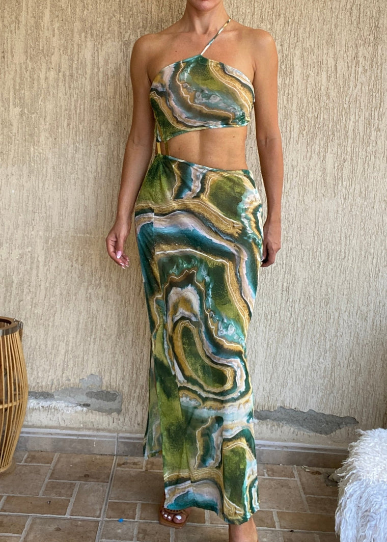 Vestido largo asimétrico con aberturas y hebillas en malla verde con remolinos