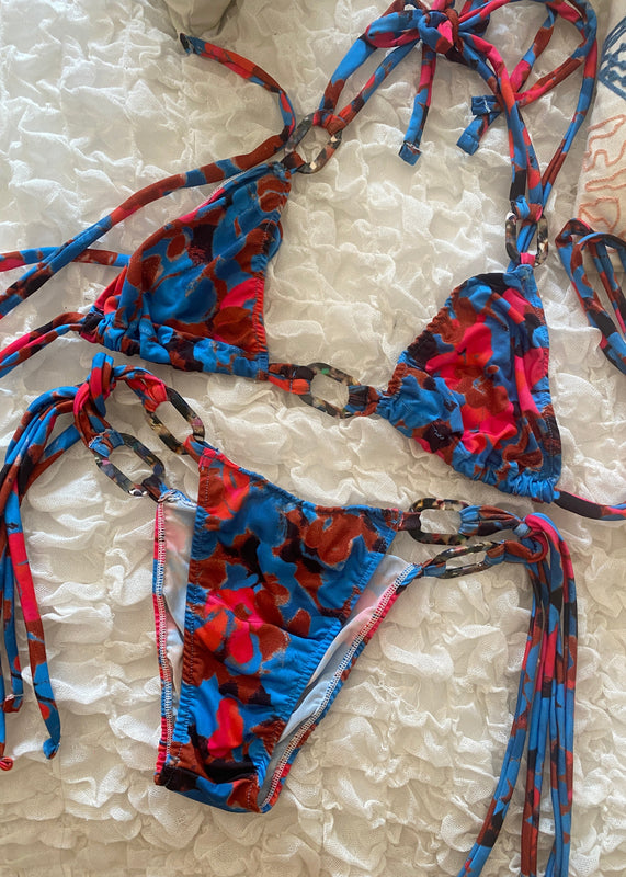 Bikini con doble tira y hebilla en estampado floral azul difuminado