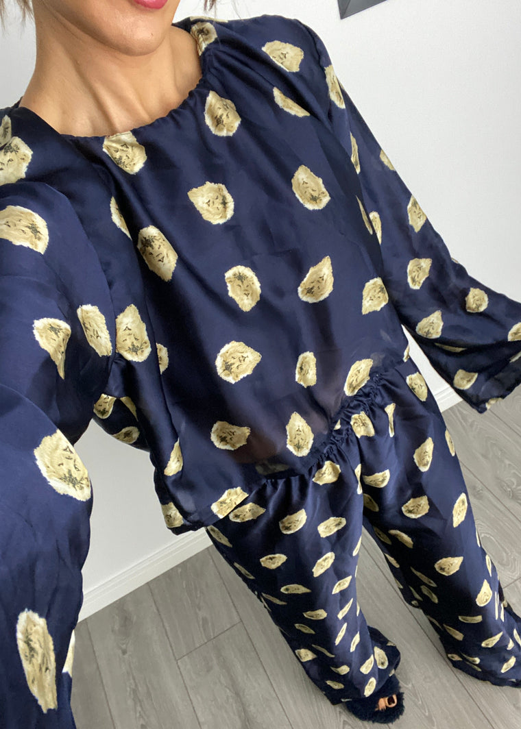 Conjunto de pijama de satén con león de la marina