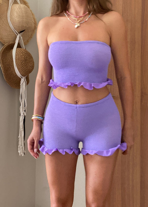 Conjunto de minifalda peplum bandeau y pantalones cortos en color rosa lila.