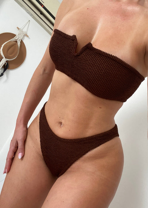 Bikini sin tirantes con escote en V y diseño arrugado en marrón chocolate