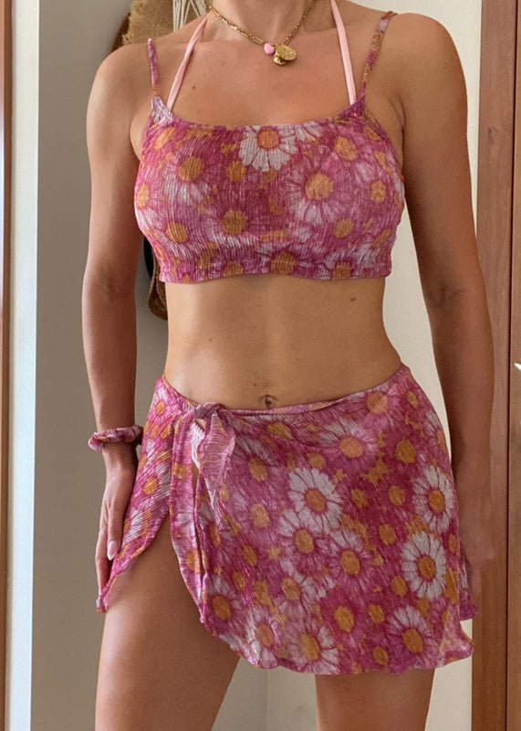 Conjunto de playa con falda cruzada y estampado floral metalizado