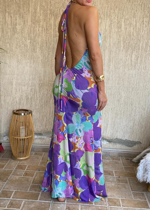 Vestido largo sin espalda y cuello vuelto con estampado floral en violeta