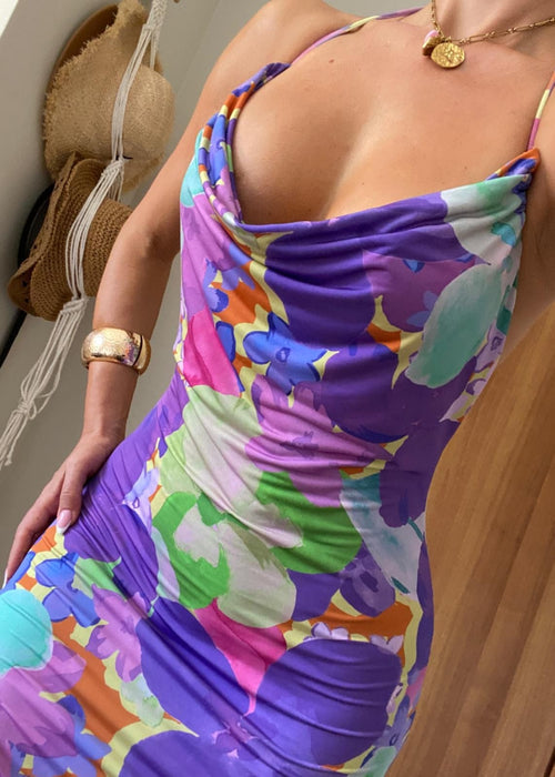 Vestido largo sin espalda y cuello vuelto con estampado floral en violeta