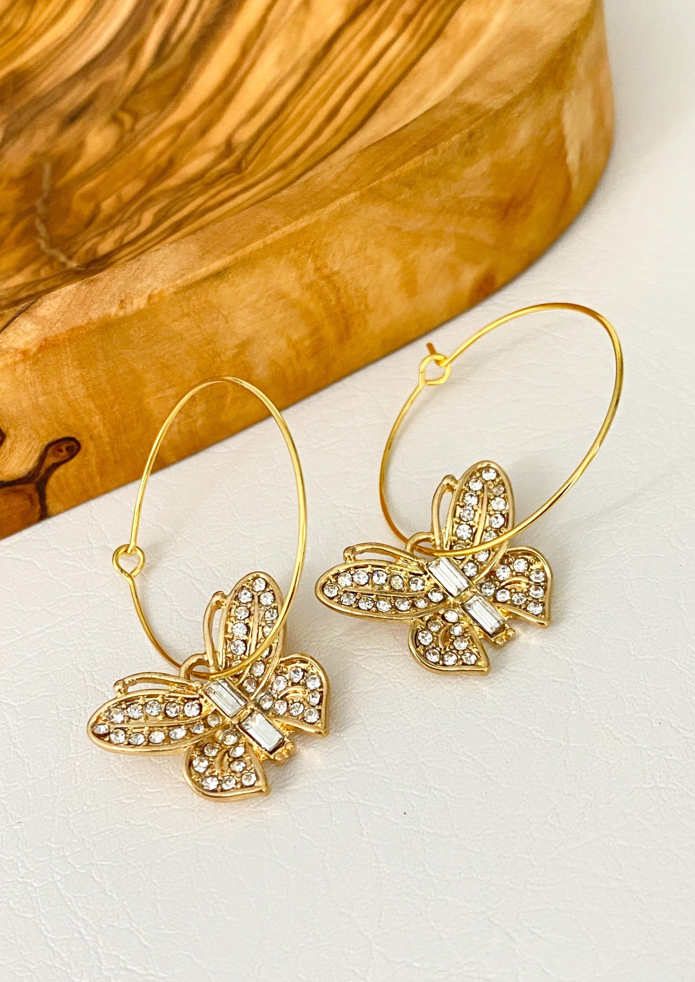 Pendientes de aro con mariposas brillantes