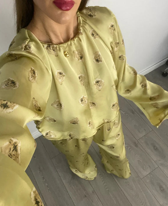 Conjunto de pijama de satén con león dorado