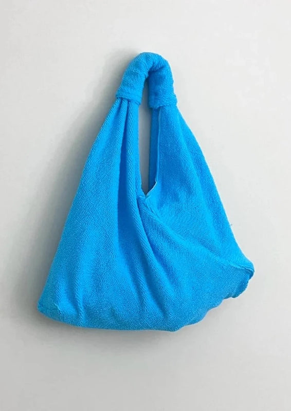 Bolso de hombro de origami arrugado de color azul neón