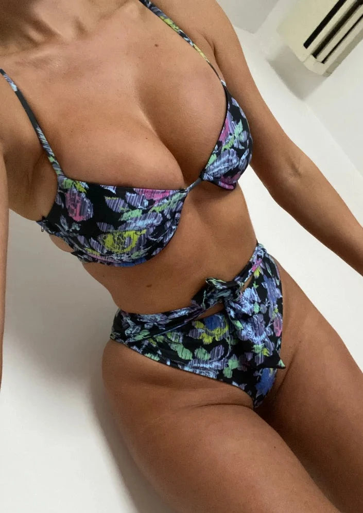 Bikini de cintura alta con aros y estampado floral de los años 80