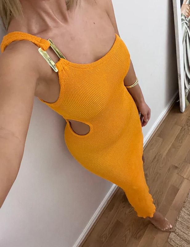 Vestido largo asimétrico con aberturas y efecto arrugado en color naranja quemado